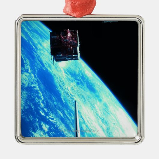 Satelliet Orbiting Earth 3 Metalen Ornament (Voorkant)