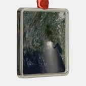 Satelliet-uitzicht van een olieramp metalen ornament (Rechts)