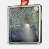 Satelliet-uitzicht van een olieramp metalen ornament (Links)