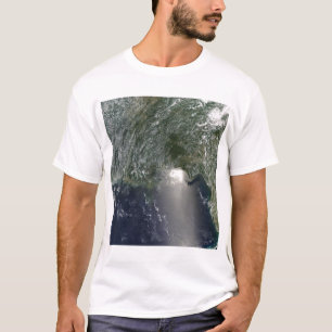 Satelliet-uitzicht van een olieramp t-shirt