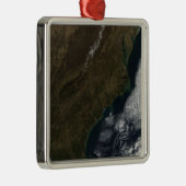 Satelliet-uitzicht van het zuidoosten van de Veren Metalen Ornament (Rechts)