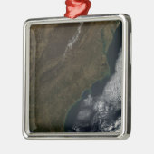 Satelliet-uitzicht van het zuidoosten van de Veren Metalen Ornament (Links)