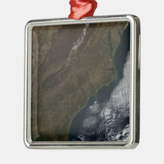 Satelliet-uitzicht van het zuidoosten van de Veren Metalen Ornament (Links)