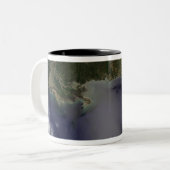 Satelliet uitzicht van het Zuidoosten van de Veren Tweekleurige Koffiemok (Voorkant links)