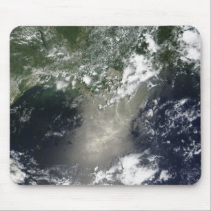 Satelliet-uitzicht van olielevers en olielonijnen muismat