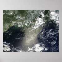 Satelliet-uitzicht van olielevers en olielonijnen