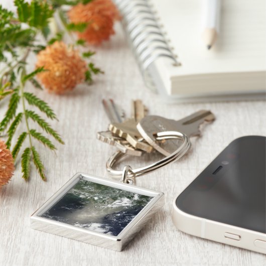 Satelliet-uitzicht van olielevers en olielonijnen sleutelhanger (Zijkant)