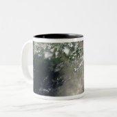 Satelliet-uitzicht van olielevers en olielonijnen tweekleurige koffiemok (Voorkant links)