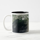 Satelliet-uitzicht van olielevers en olielonijnen tweekleurige koffiemok (Links)