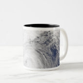 Satellietafbeelding van een tyfoon tweekleurige koffiemok (Voorkant rechts)