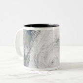 Satellietafbeelding van een tyfoon tweekleurige koffiemok (Voorkant links)