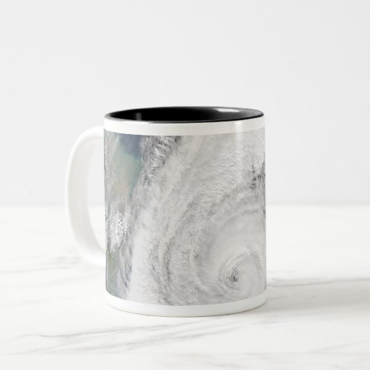 Satellietafbeelding van een tyfoon tweekleurige koffiemok (Voorkant links)