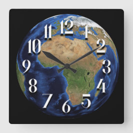 Satellietbeeld van Afrika aan de muurklok van de p Vierkante Klok