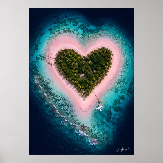 Satellietbeeld van hartvormig eiland met roze zand poster (Voorkant)