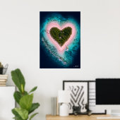 Satellietbeeld van hartvormig eiland met roze zand poster (Thuiskantoor)