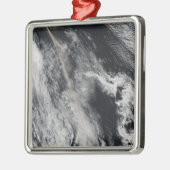 Satellietuitzicht van een aspluim 2 metalen ornament (Links)