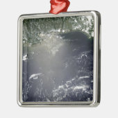 Satellietuitzicht van olielekken metalen ornament (Links)