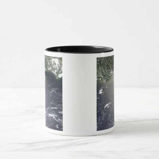 Satellietuitzicht van olielekken mok (Midden)