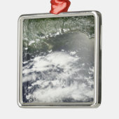 Satellietuitzicht van olieverlies 2 metalen ornament (Links)