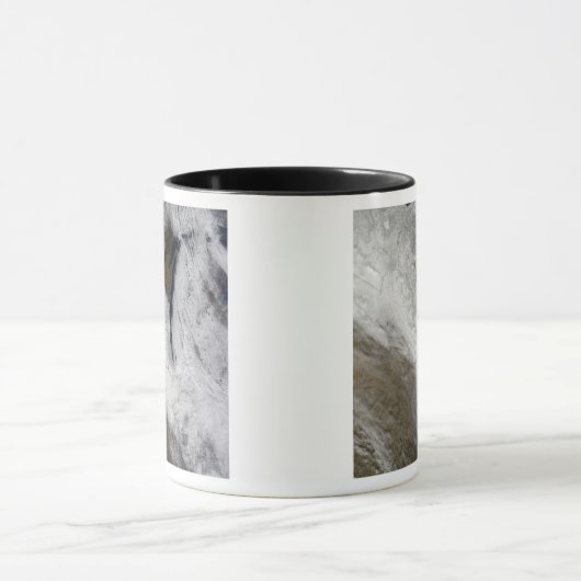 Satellietuitzicht van sneeuw en koud mok (Midden)