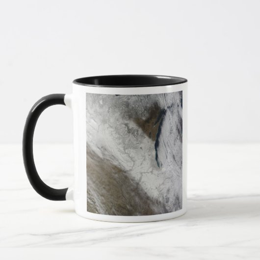 Satellietuitzicht van sneeuw en koud mok (Links)