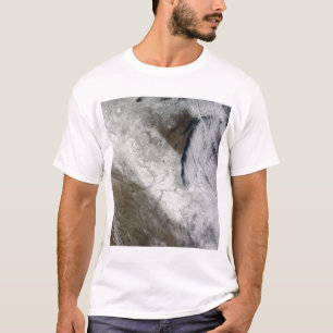 Satellietuitzicht van sneeuw en koud t-shirt
