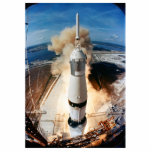 Saturn V Rocket start 1969 Apollo Spacecraft Fotobeeldje Magneet<br><div class="desc">Saturn V raketlanceervoertuig van de Apollo Spacecraft-missie van 1969 om Amerikaanse astronauten aan land te brengen op het oppervlak van de maan. Dit dossier is in het openbare domein in de Verenigde Staten omdat het uitsluitend door NASA werd gecreeerd. NASA copyrightbeleid verklaart dat het "materiaal NASA niet door auteursrecht wordt...</div>