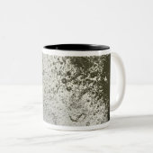 Saturnus's maan Iapetus 2 Tweekleurige Koffiemok (Voorkant rechts)