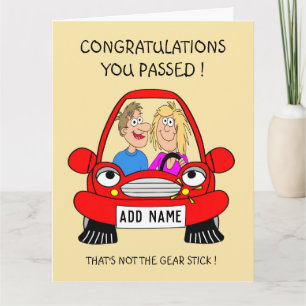 Saucy is net geslaagd voor een rijexamenkaart kaart