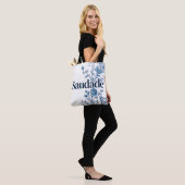 Saudade Portugese Tote Bag – Blauwe Azulejo Bloeme (Op model)