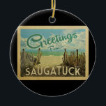 Saugatuck Beach Vintage Travel Keramisch Ornament<br><div class="desc">Deze groeten van het  briefkaart Saugatuck zijn voorzien van een zandig strand met een mooi oceaanwater uit turquoise en boven het zee,  een blauwe hemel met blauw witte wolken. In de klassieke reisstijl.</div>