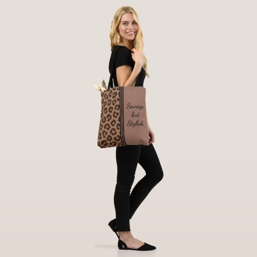 Savage maar stijlvolle Leopard Print Canvas tas (Op model)