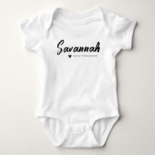 Savannah Name onthult een minimale moderne zwarte Romper