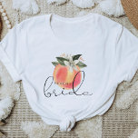 SAVANNAH Peachy Bride Georgia Peaches Bachelorette T-shirt<br><div class="desc">Dit perachy bride bachelorette aan shirt kenmerkt een waterverf perziken en een leuk handgeschreven doopvont. Bestel de witte "perachy bride"-optie voor de bruid-to-be en de coördinerende "bride's peraches"-shirten voor uw bacheloretgroep.</div>