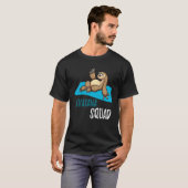 Savasana Squad Beoefenaar Instructeur Luiaard Yo T-shirt (Voorkant volledig)