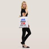 Save Democracy Stop Project 2025 Verkiezingsgesche Tote Bag (Op model)