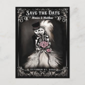 Save the Date Bruid & Groom Skeletons Roze Bloemen Aankondigingskaart (Voorkant)