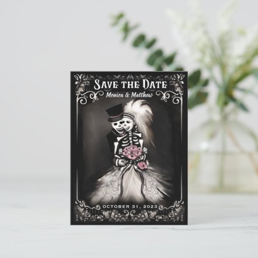 Save the Date Bruid & Groom Skeletons Roze Bloemen Aankondigingskaart (Staand voorkant)