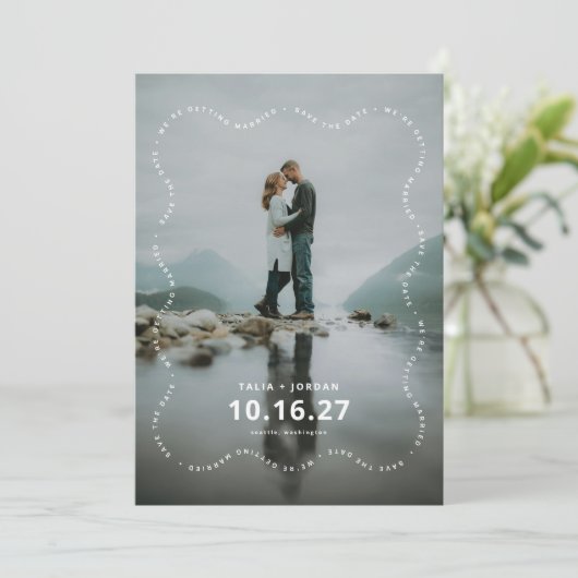 Save the Date Card Modern Wavy Border (Staand voorkant)