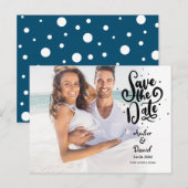 Save the Date Chic Script Spots Foto Aankondigingskaart (Voorkant / Achterkant)