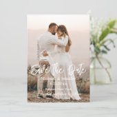 save the date, chic witte kalligrafie huwelijksfot kaart (Staand voorkant)