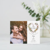 Save the Date Floral Heart Garland Foto Aankondigingskaart (Staand voorkant)