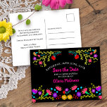 Save the Date Floral Mexican Fiesta Zwart Aankondigingskaart<br><div class="desc">Sla het Date-Briefkaart op dat u kunt aanpassen aan elke gelegenheid. Het bloemontwerp heeft een overvloed aan Mexicaanse Fiesta-bloemen op de voorkant met een zoete typografie in roze en een zwarte achtergrond. De sjabloon is opgezet voor u om het briefkaart te personaliseren met uw speciale datum, uw gelegenheid en jouw...</div>
