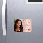 Save the Date foto afstudeerfeest blush 2025 Magneet<br><div class="desc">Een foto sparen de kaart van de datummagneet voor een graduatiepartij. Op voorzijde: voeg uw eigen verticale groottefoto van toe afstuderen. Een roos gouden, wazige achtergrondkleur, versierd met faux gouden sterren. Pas een naam en een datum aan en voeg deze toe. De naam en de tekst: Sparen de Datum wordt...</div>