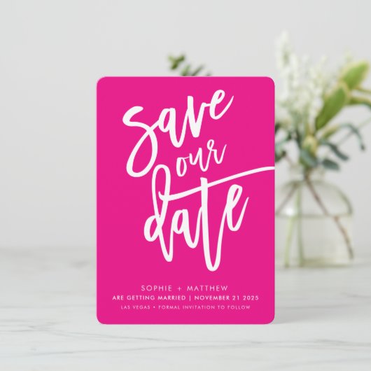 SAVE THE DATE handgeschreven script fuschia wit Kaart (Staand voorkant)