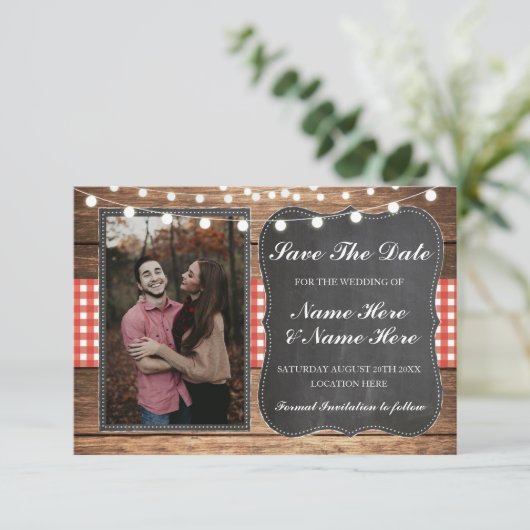Save The Date Krijt Hout Rustieke Rode Geruite Fot (Staand voorkant)