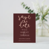 Save the Date namaak Rose goud script bordeauxrood Aankondigingskaart (Staand voorkant)