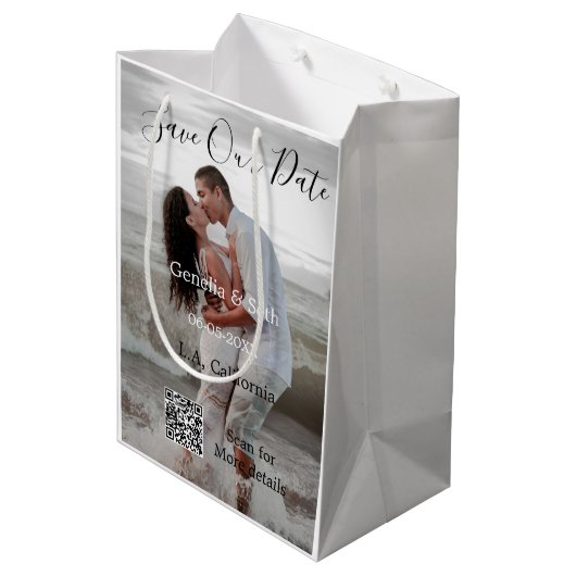 Save the date simple minimal QR scan code details  Medium Cadeauzakje (Achterkant Gekanteld)