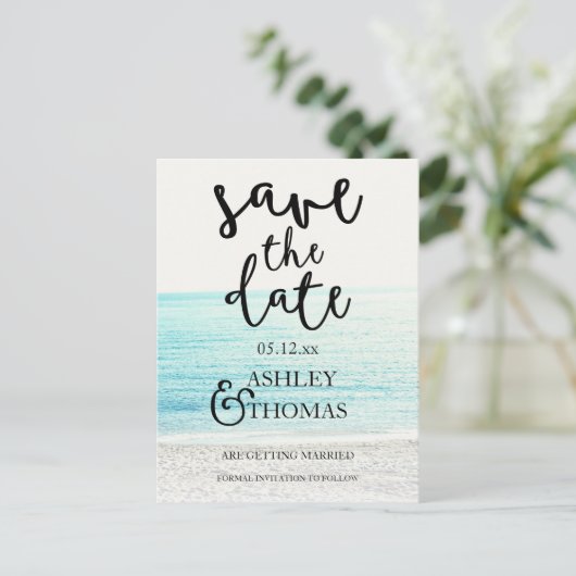 Save the Date strandfotografie typografie bruiloft Aankondigingskaart (Staand voorkant)