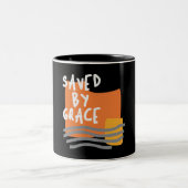 Saved by Grace - Verheffende Christelijke quote Tweekleurige Koffiemok (Center)